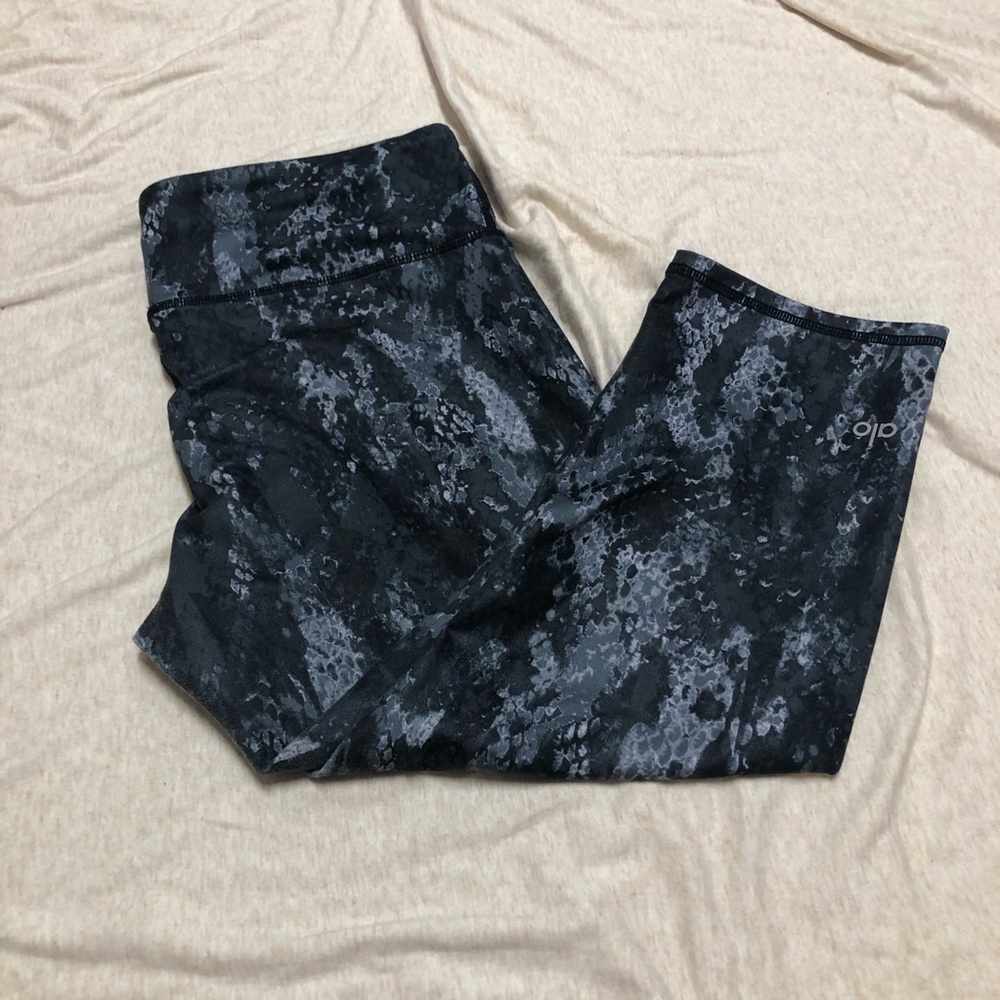 alo Yoga Cropped Leggings Snakeskin Pattern Black Python Airbrush Capri Athletic